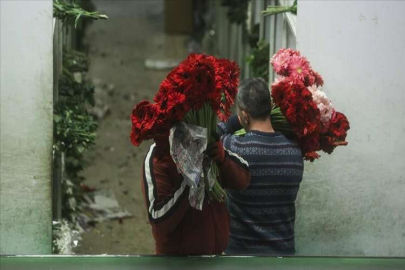 Çiçekçiler Öğretmenler Günü için hazırlıklarını tamamladı