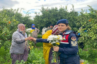 İzmir jandarması, mandalina bahçelerindeki kadınlarla buluştu