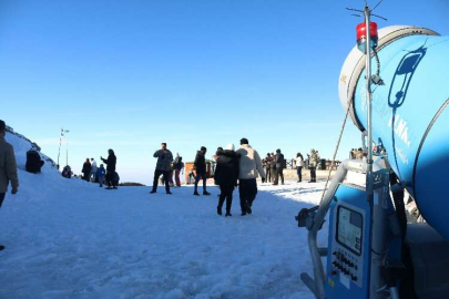 Uludağ’da suni kar yağışı başladı