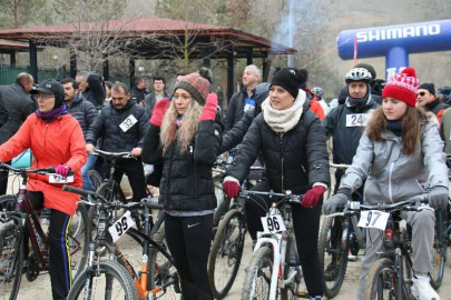 Cumhurbaşkanı Yardımcısı Oktay, 10 Ocak Çalışan Gazeteciler Günü bisiklet sürüş etkinliğine katıldı