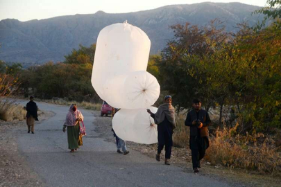 Tarladan eve poşetle doğal gaz taşıyorlar