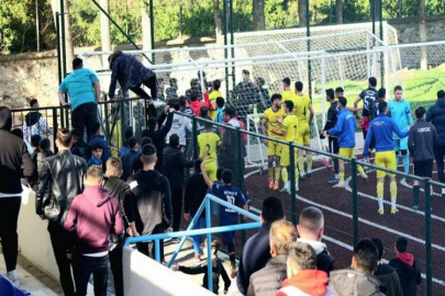 Sporda şiddet bitmiyor ! Maçtan sonra saha karıştı, taraftarlar sahaya girdi