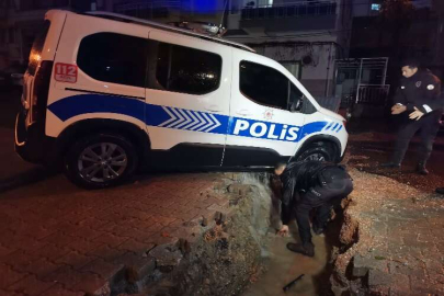 Polis aracı çöken yolun içine düştü