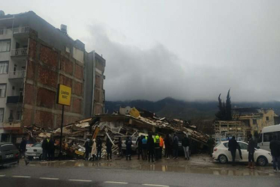 Depremin yıkımı gün ağarınca ortaya çıktı