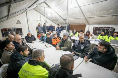 Başkan Soyer Hatay'da koordinasyon merkezine geldi