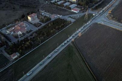 Bir şehrin enkazı işte böyle taşınıyor