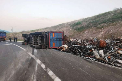 İzmir Aliağa'da kontrolden çıkan hurda yüklü çekici devrildi