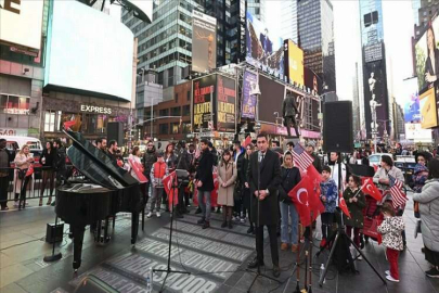 Times Meydanı'nda depremzedeler için anma töreni