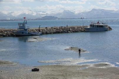 Van Gölü'nde kum adacıklarının sayısı artıyor