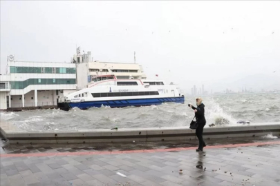 İzmir'de vapur seferleri iptal edildi