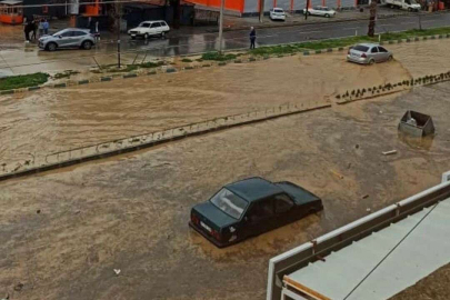 Yağmur Aliağa’da etkili oldu, yollar göle döndü