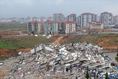 Malatya'da depremde ayakta kalan TOKİ konutlarına 100 metre mesafedeki bina yıkıldı