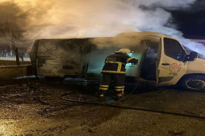 Kütahya'da park halindeki minibüs alevler içinde kaldı