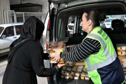 Bornova’da iftara sıcak yemek ikramı