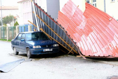 Fırtına minareyi devirdi, çatıları uçurdu