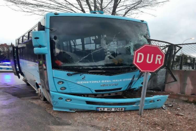 Halk otobüsü otomobille çarpıştı