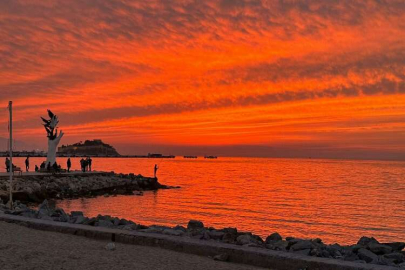 Kuşadası'nda gün batımı izleyenleri büyüledi