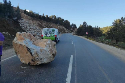 Mersin'de tonlarca ağırlığındaki kaya yola yuvarlandı