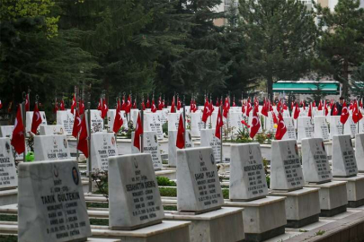 Bayram öncesi şehit aileleri soluğu şehitlikte aldı