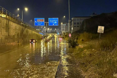 Kuşadası’nda sağanak yağış yolları göle çevirdi