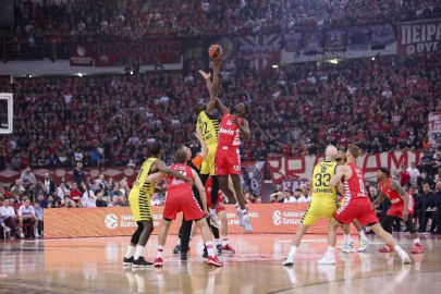 Fenerbahçe Beko 16 sayıdan geri gelerek kazandı