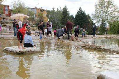 Denizli'de şifalı suya turist akını