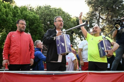 Maraton İzmir'in startı Bakan Kasapoğlu ile Tunç Soyer’den