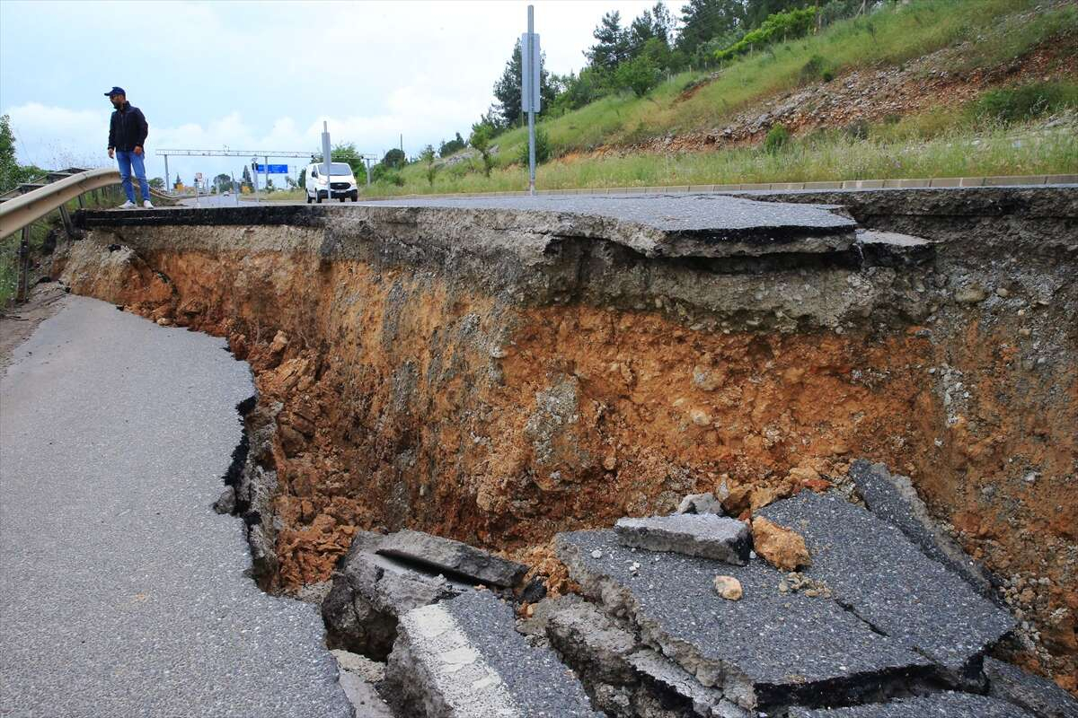 KARAYOLUNDA ÇÖKME