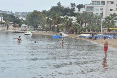 Yağışlı havaya rağmen denize girdiler