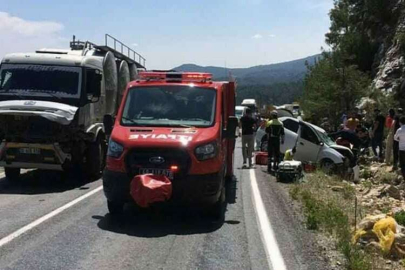 Denizli karayolunda kaza! Otomobil ile kamyon çarpıştı