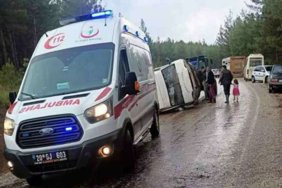 Denizli'de kaza! İşçi minibüsü devrildi