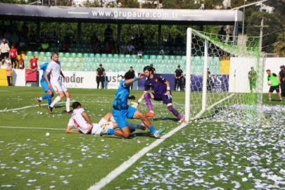 Göztepe’nin kalecisi Arda beğeni topladı