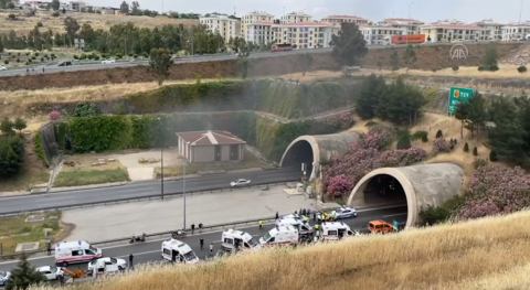 İzmir'de Bayraklı Tünelleri'nde tır yandı