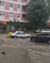 İzmir'i sağanak vurdu