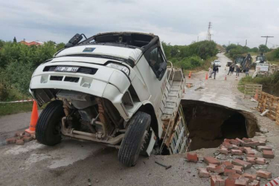 Yağış nedeniyle çöken yol, kamyonu yuttu