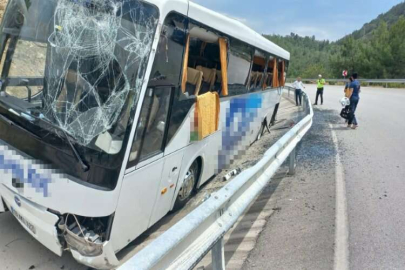 Muğla'da kontrolden çıkan otobüs refüjdeki kanala düştü