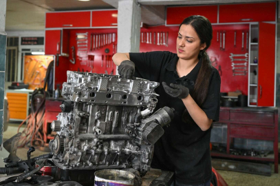 Babasının tamirhanesinde çırak olan Meryem usta olma yolunda