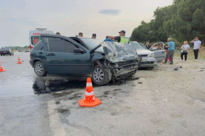 Bayındır'da kaza! İki otomobil çarpıştı