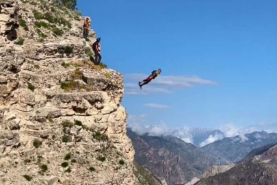 Sular altında kalan köy paraşütçülerin rotası oldu