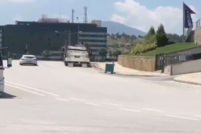 Tırdan kayan sıfır araç, park halindeki araçlara çarptı