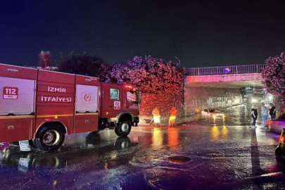 Kemalpaşa'da sağanak dolayısıyla alt geçit suyla doldu