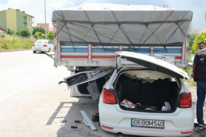 Afyonkarahisar'da otomobil, tırın altına girdi