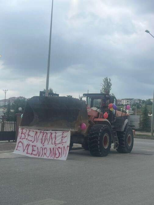 Kepçe operatöründen kepçeli evlenme teklifi