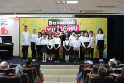 Bayraklı'da koro performansı beğeni topladı