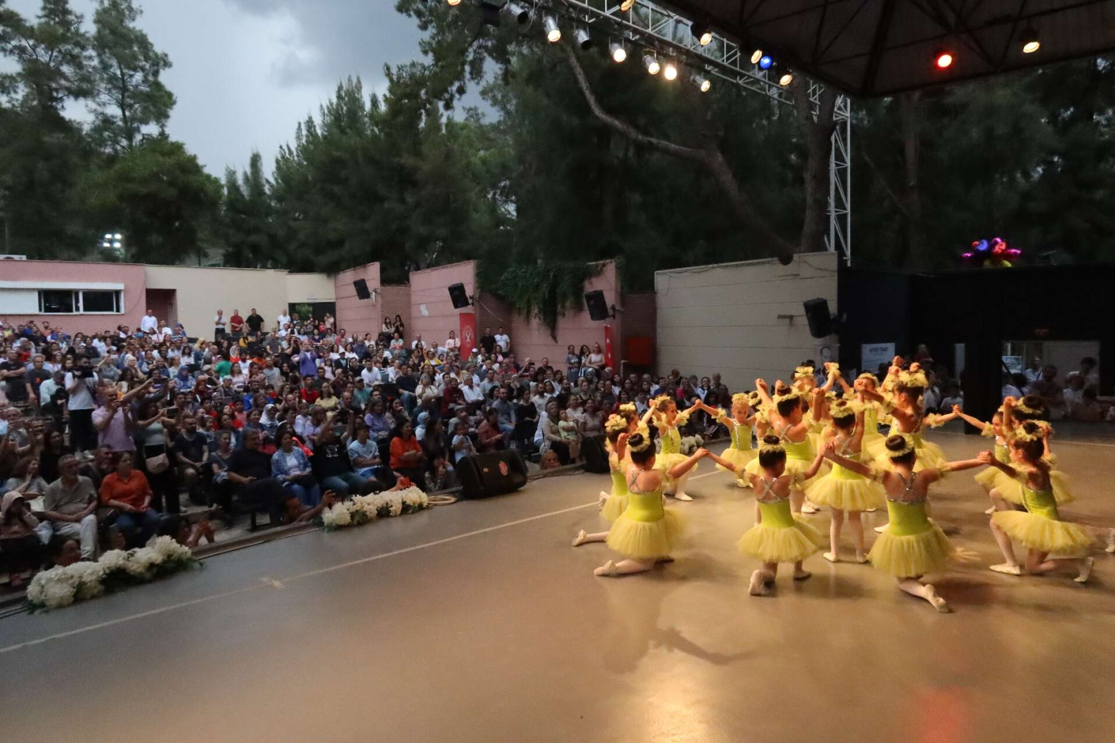 Bornova Belediyesi Hobi ve Beceri Edindirme Kursları Yıl Sonu dans ve müzik gösterileri