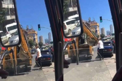 Operatör, kepçe ile trafikte otomobile vurmaya çalıştı