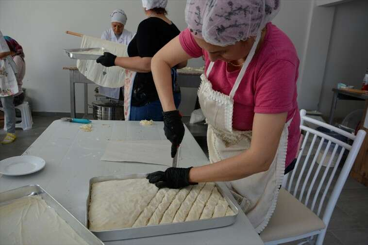 Manisa'nın Demirci ilçesinde kooperatif çatısı altında çalışan kadınlar, Kurban Bayramı öncesi gelen baklava siparişlerini yetiştirmeye çalışıyor.