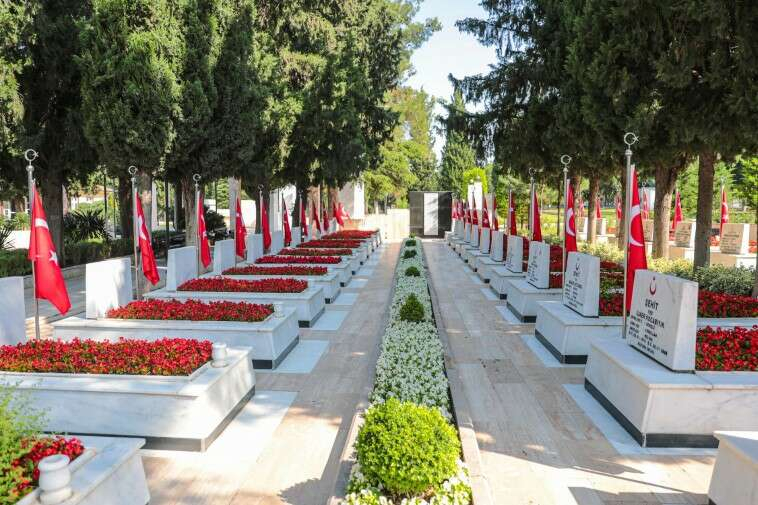 Denizli Büyükşehir Belediyesi Kurban Bayramı öncesi, vatandaşların yoğun olarak ziyaret ettiği kent merkezi ve ilçelerdeki tüm mezarlıklarda bakım ve temizlik çalışması yaptı.