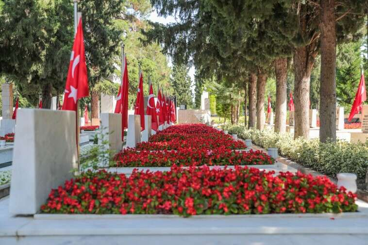 Denizli Büyükşehir Belediyesi, vatandaşların rahat ve huzur içinde bir Kurban Bayramı geçirebilmeleri aldığı tedbirler çerçevesinde mezarlıkları da unutmadı. Bu çerçevede Denizli kent merkezi ve ilçelerdeki bin 54 mezarlıkta rutin olarak bakım ve temizlik yapan Denizli Büyükşehir Belediyesi Park Bahçeler Dairesi Başkanlığı ekipleri Kurban Bayramı öncesi tüm tedbirleri alarak mezarlıkları ziyarete hazır hale getirdi. Vatandaşların yoğun olarak ziyaret ettiği mezarlıklarda yaz mevsiminin de gelmesiyle artan yabani otların temizliğini yapan ekipler şehitliklerde de özenle çalıştı. Asri Mezarlık'ta bulunan asker ve polis şehitlikleri ile ilçelerde bulunan şehitlerin ebedi istirahatgahlarında da bakım, temizlik ve çiçeklendirme çalışması yapıldı. İHA