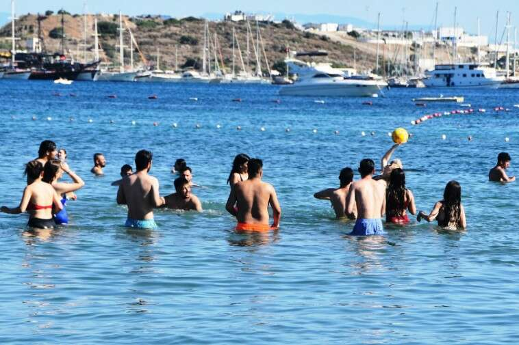 Kurban Bayramı tatilini fırsat bilen vatandaşlar Bodrum’a akın etti. 60 saatte 60 bin araç ilçeye girdi. Sahillerde adım atacak yer kalmadı Kurban Bayramı tatilini fırsat bilen vatandaşlar Bodrum’a akın ederken, 60 saatte 60 bin araç ilçeye giriş yaptı. Sahillerde adım atacak yer kalmazken, güvenlik ise Bodrum’da en üst seviyeye çıkarıldı.